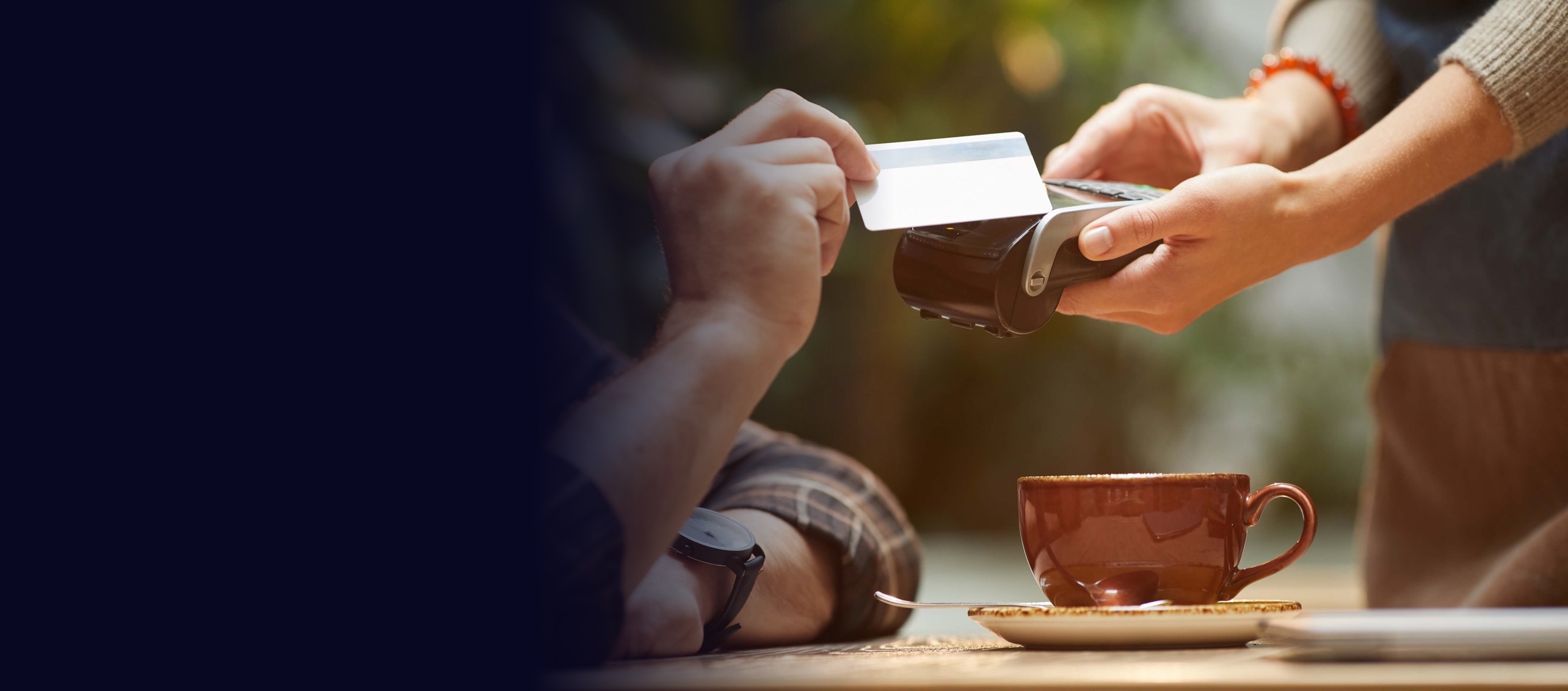 Cliente pagando con tarjeta en un restaurante