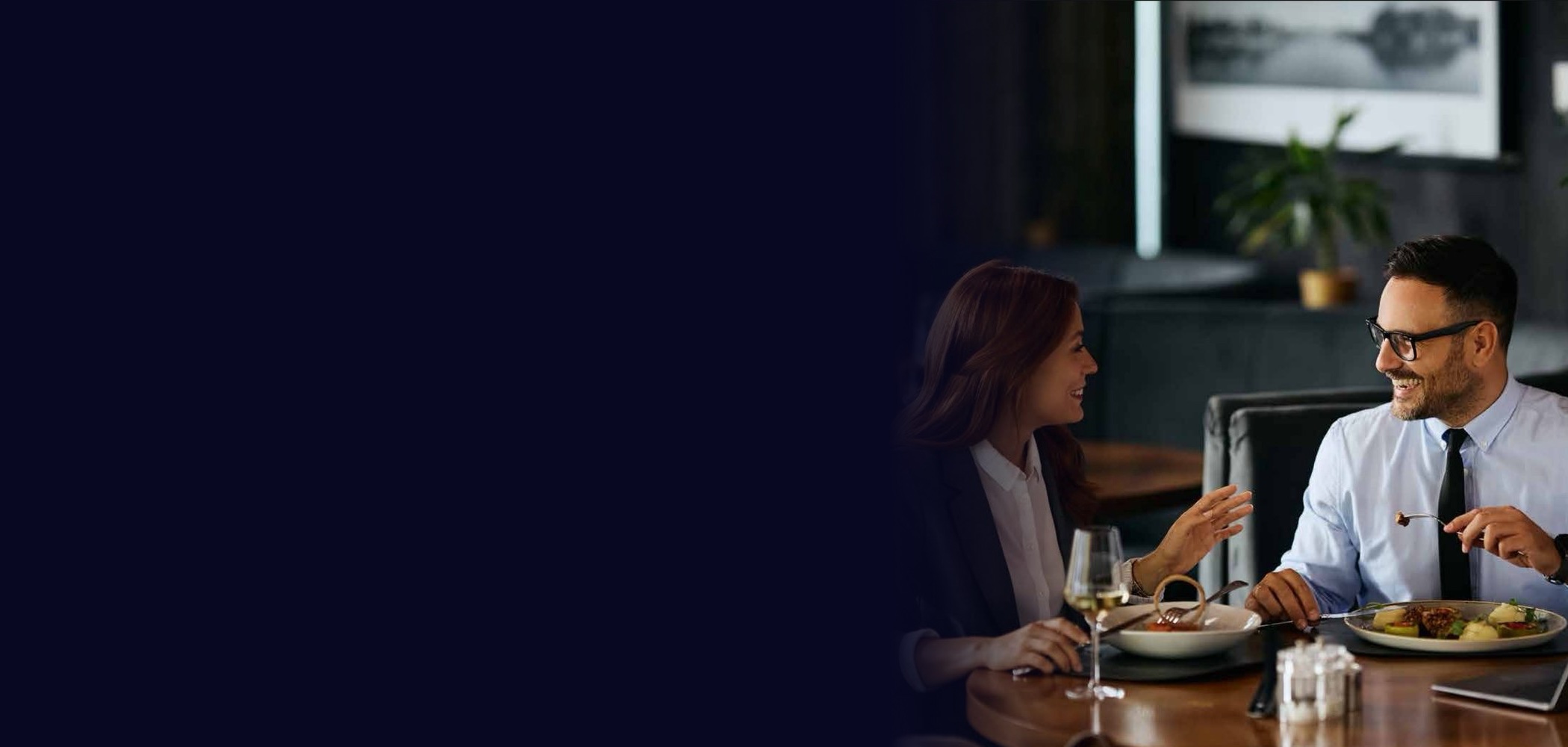 Pareja comiendo en un restaurante